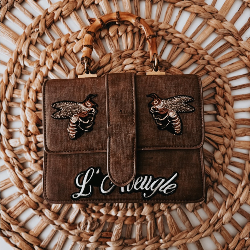 Deeoky handbag, with hand embroidered details and wooden handle